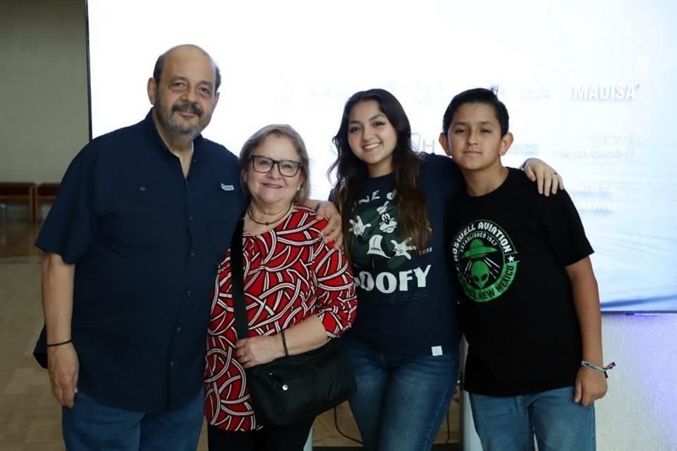 Miguel Ángel González, Alejandra Ayala, Lizeth González y Miguel González