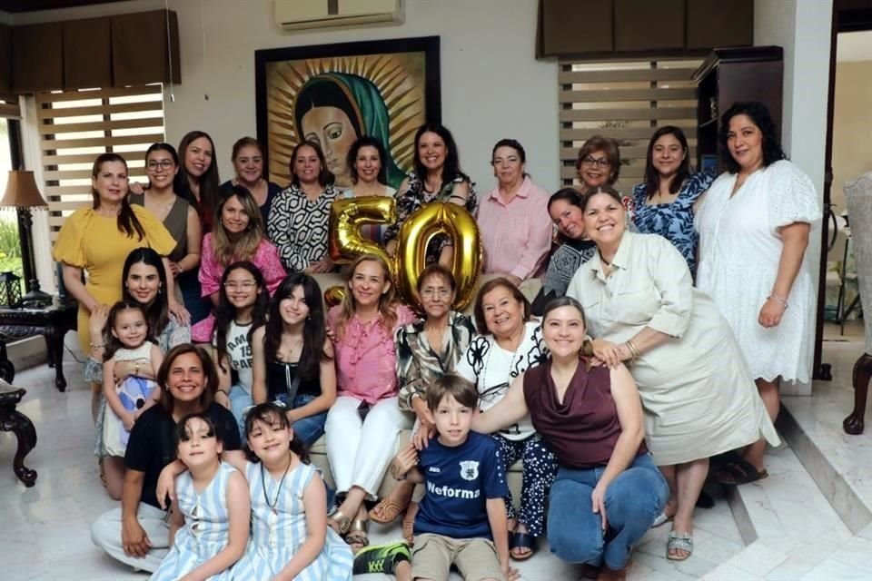 Amanda Hinojosa de Lozano con sus invitadas