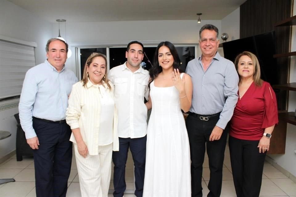 Luis Vela Martínez, Liz Araujo de Vela, Gustavo Vela, Luisa Salinas, Oziel Salinas y María Luisa Mata