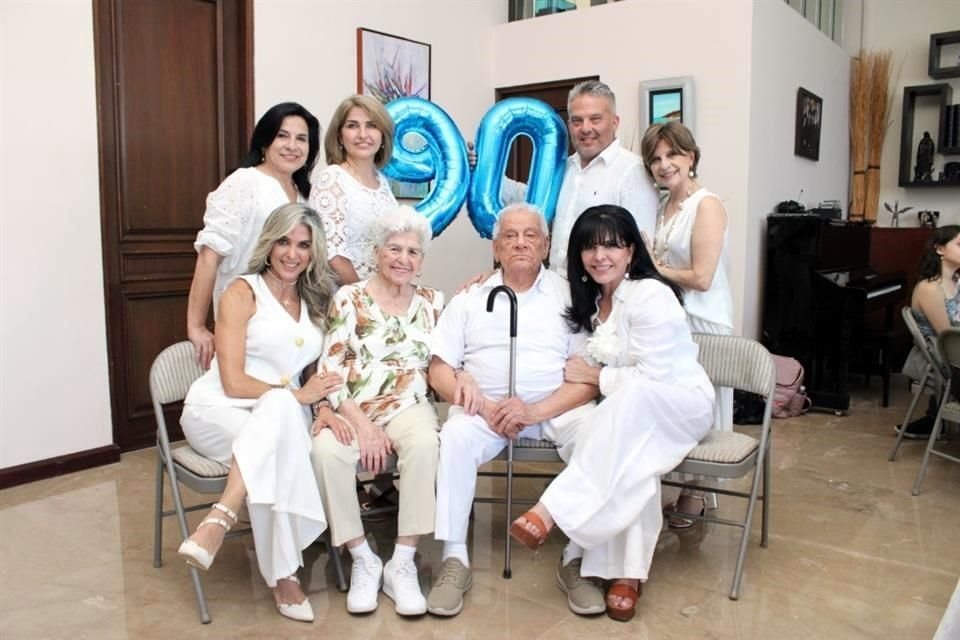 Magdalena Morales, Rosario Morales, Jesús Morales, Margarita Morales, Mima Morales, Juanita Ayala de Morales, Jesús Morales García y Juana María Morales