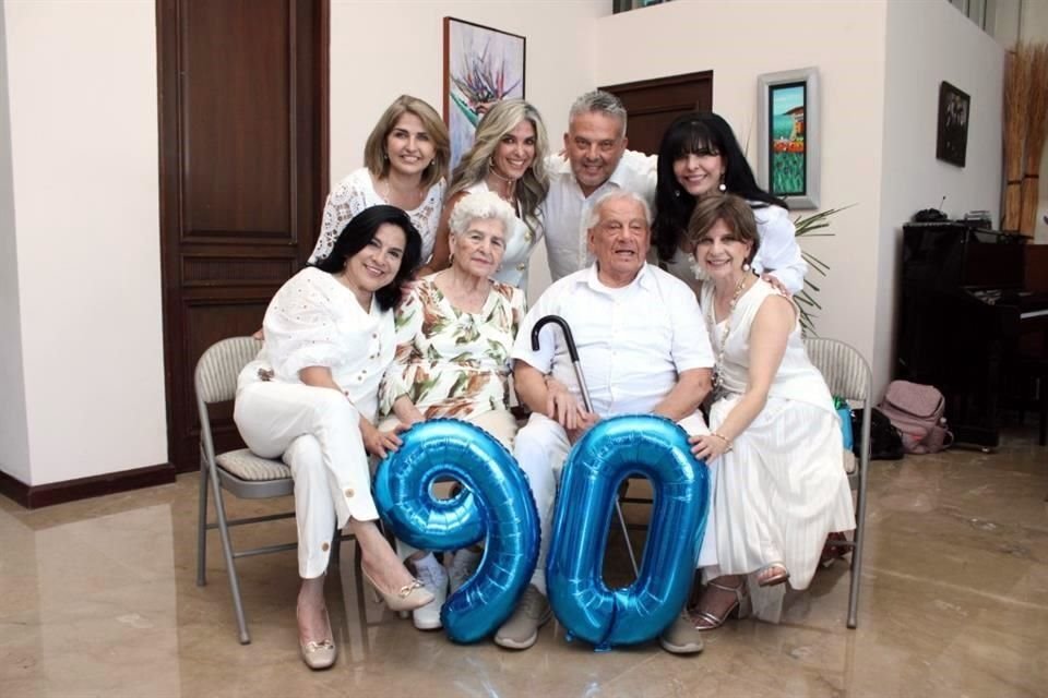 Rosario Morales, Mima Morales, Jesús Morales, Magdalena Morales, Juanita Ayala de Morales, Jesús Morales García, Juana María Morales y Margarita Morales
