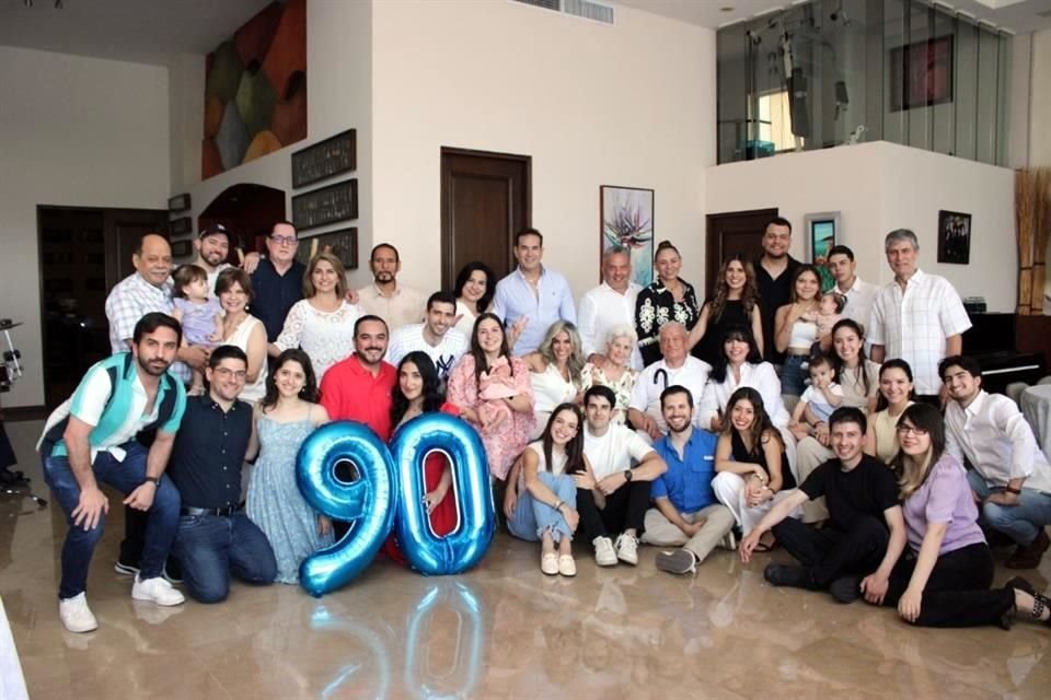 En compañía de su familia, Jesús Morales García celebró 90 años de vida, el 27 de abril.