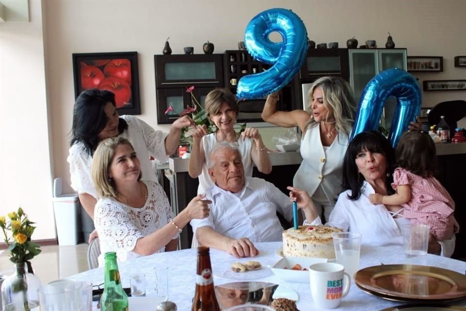 En compañía de su familia, Jesús Morales García celebró los 90 años de vida, el 27 de abril.