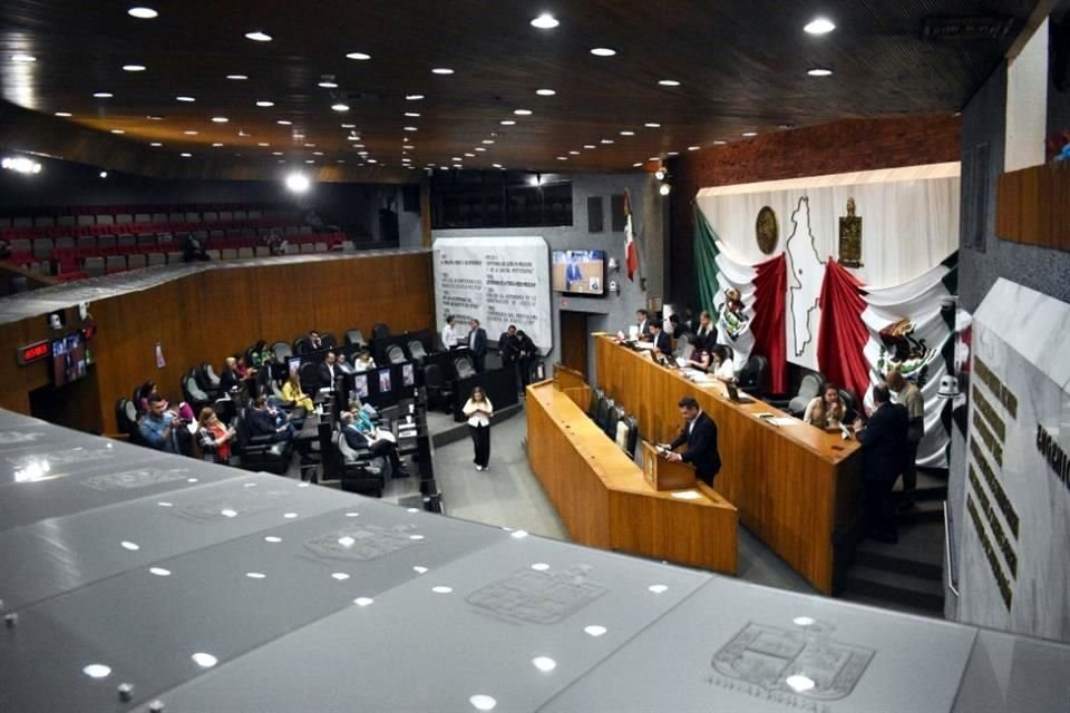 El Congreso local abrió la chequera y repartió 2 millones 940 mil pesos entre sus 42 integrantes para organizar festejos por el Día de la Niñez, de las Madres y del Maestro. 