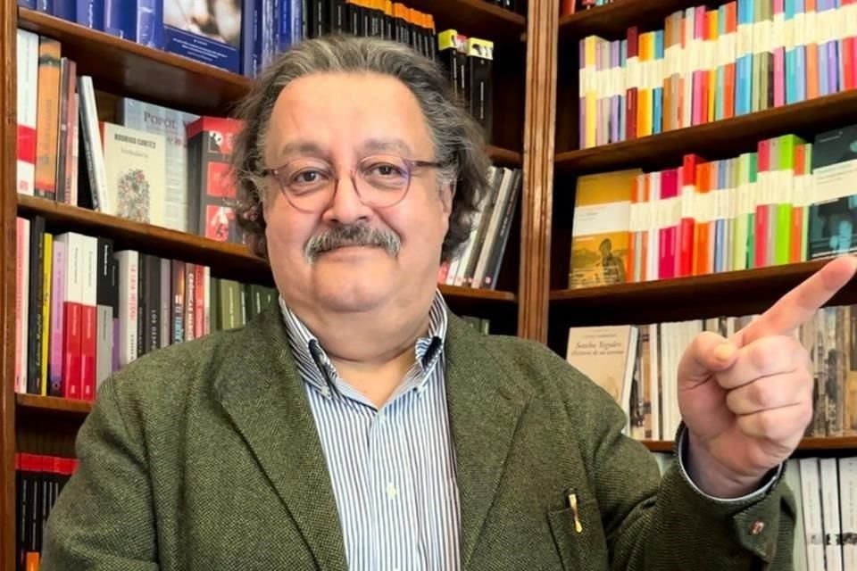 El escritor Jorge F. Hernández reflexiona en 'Alicia nunca miente', su más reciente novela, sobre el poder de la verdad en tiempos donde circulan mentiras y noticias falsas con total impunidad.