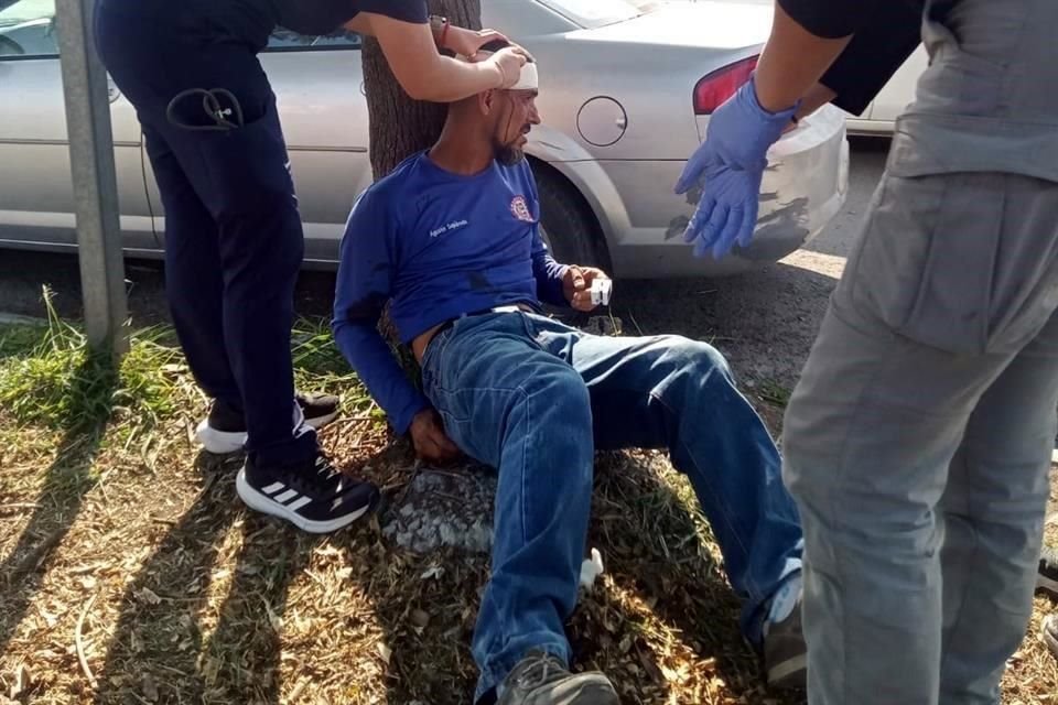 Al lugar llegaron elementos de Protección Civil quienes auxiliaron al chofer, quien resultó con un golpe en la cabeza.