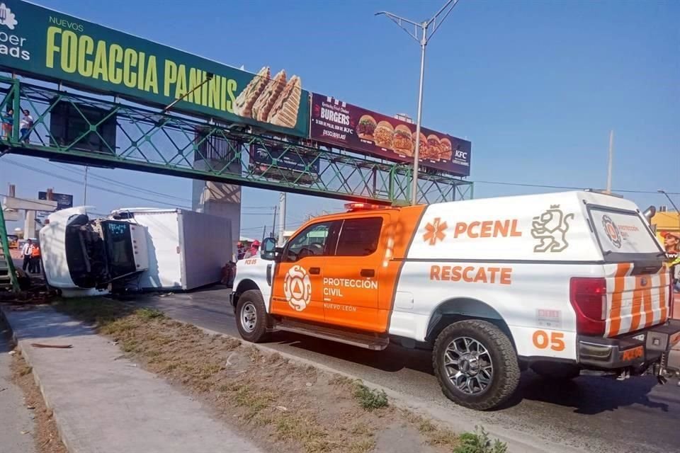 El chofer perdió el control al volante y se estrelló en la base del puente, tras el impacto terminó volcado.