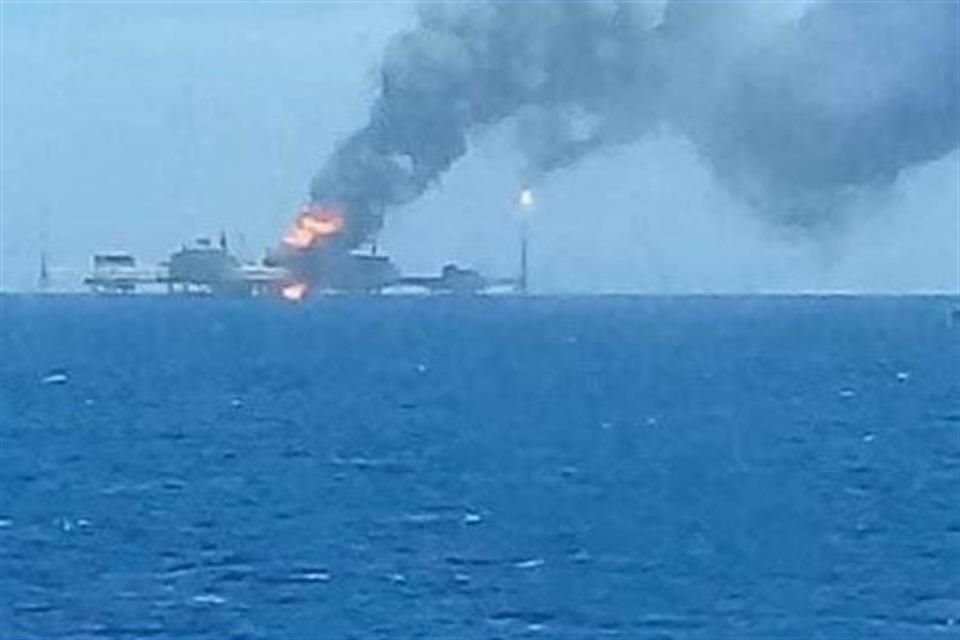 El incendio se registró en plataforma marina de Pemex Ku-Alfa, ubicada en Sonda de Campeche.
