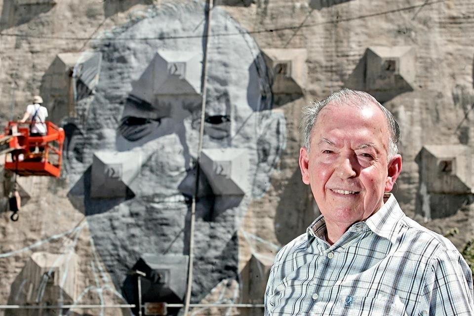 El rostro de don Ángel estuvo plasmado durante meses en la cara sur del Túnel de la Loma Larga dentro del proyecto 'Seres Queridos'.