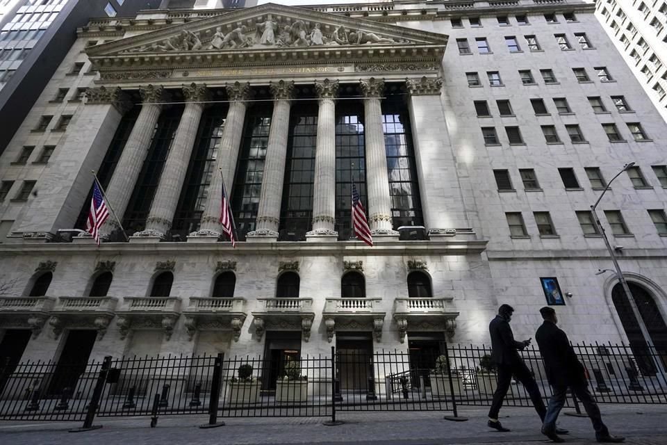 Wall Street se ve presionado por el descenso destacado en el sector de tecnología.