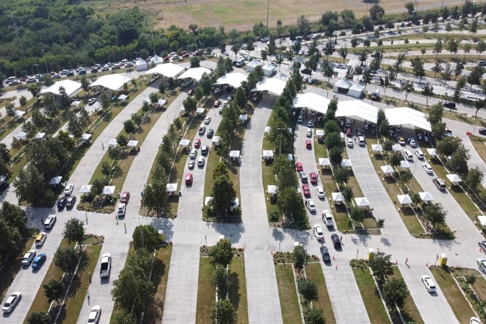 Las filas de autos en el módulo drive thru del estadio BBVA fueron muy cortas.