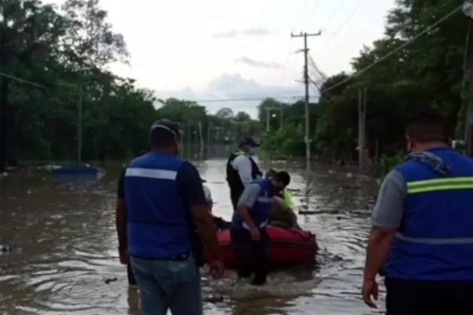 El coordinador estatal de Protección Civil, Pedro Granados, indicó que las familias fueron trasladadas a casas de vecinos y familiares cercanos, así como a los albergues.