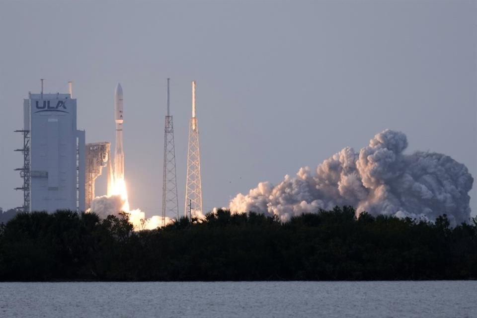 Amazon realizó el lanzamiento de sus primeros 27 satélites, con los que busca ofrecer internet y competir con Starlink, propiedad de Musk.