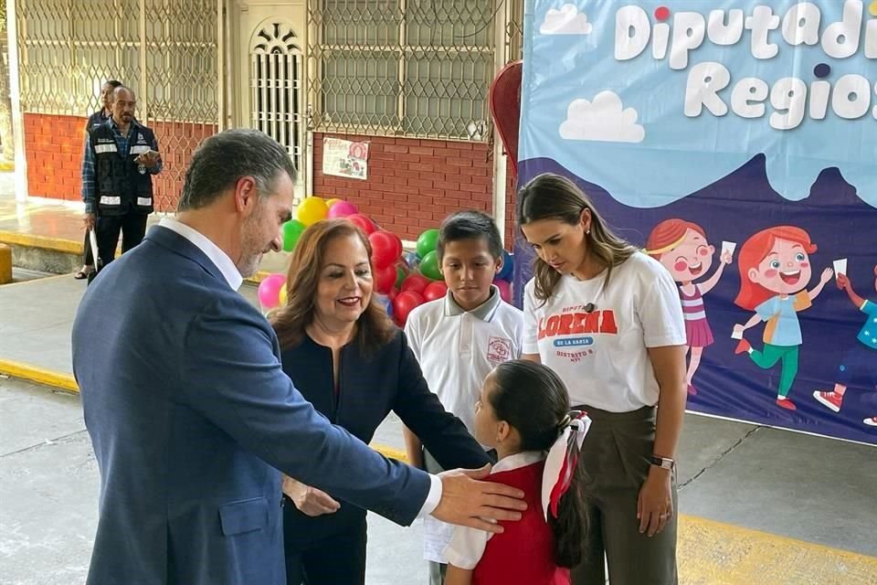 Junto al Alcalde Adrián de la Garza en una dinámica organizada por la diputada Lorena de la Garza llamada 'Diputaditos regios', los estudiantes escribieron las cosas que les gustaría ver en su ciudad.