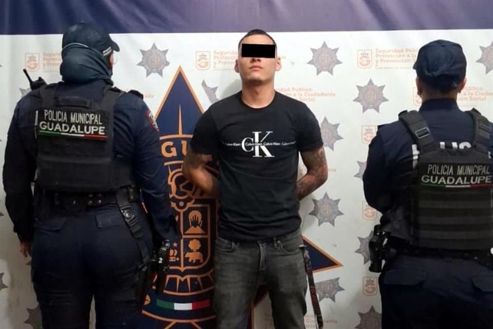 El detenido fue identificado como Édgar, de 21 años, quien amenazó a los oficiales con tener influencias.