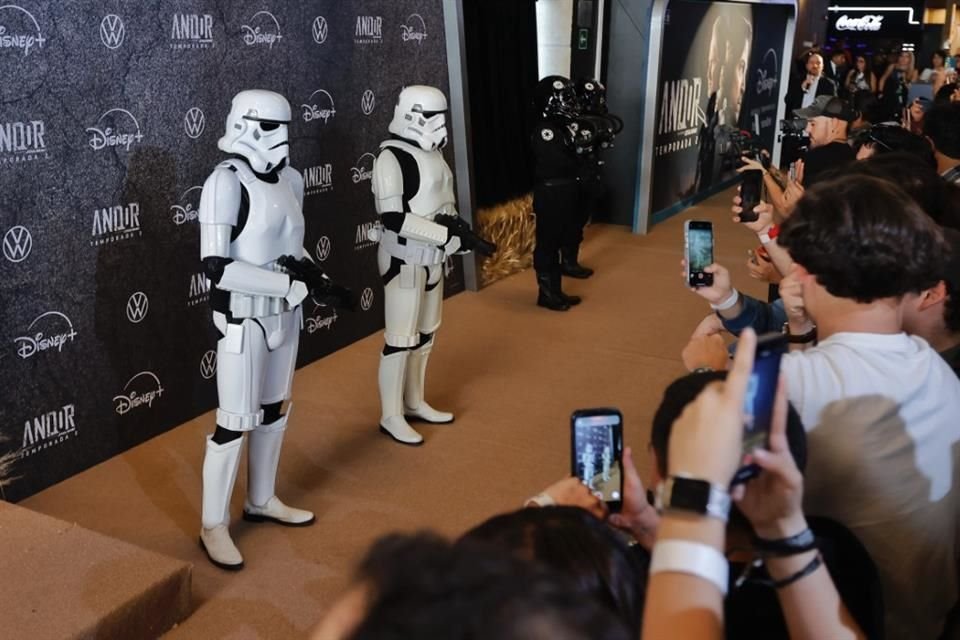 Decenas de personas se congregaron en el Fan Event de 'Andor'.