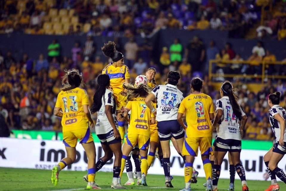 Amelia Valverde y Pedro Martínez Losa, estrategas de Rayadas y Tigres Femenil respectivamente, le movieron a sus alineaciones de cara al Clásico Regio Femenil. Crédito: Velia de la Cruz