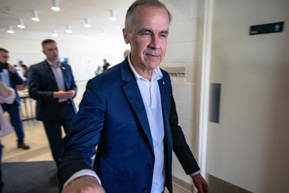 Mark Carney, Primer Ministro de Canadá, luego de emitir su voto en Ottawa.