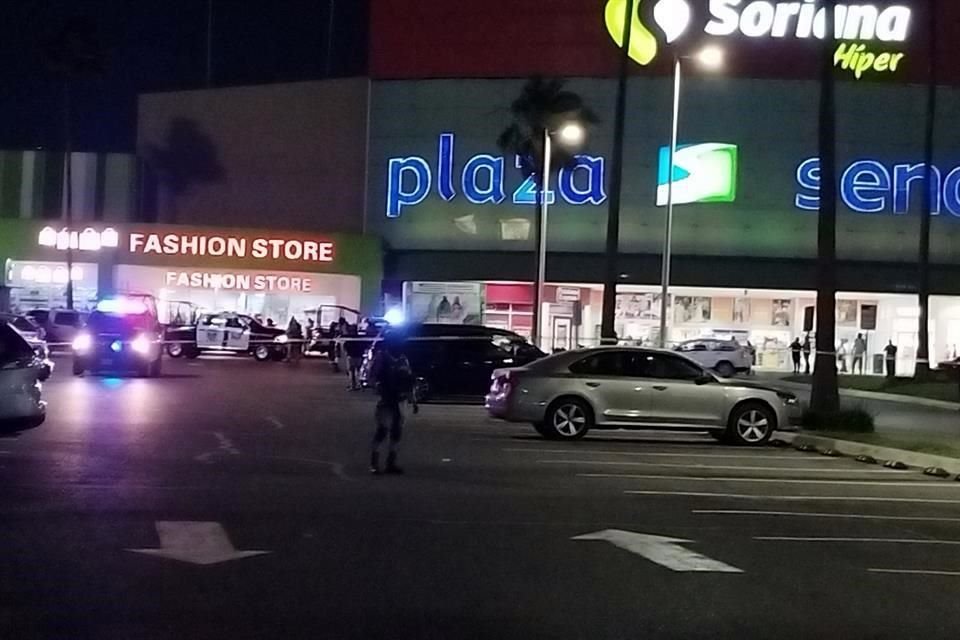 El reporte de heridos por arma de fuego en el estacionamiento del centro comercial movilizó a uniformados de la Policía de Apodaca.