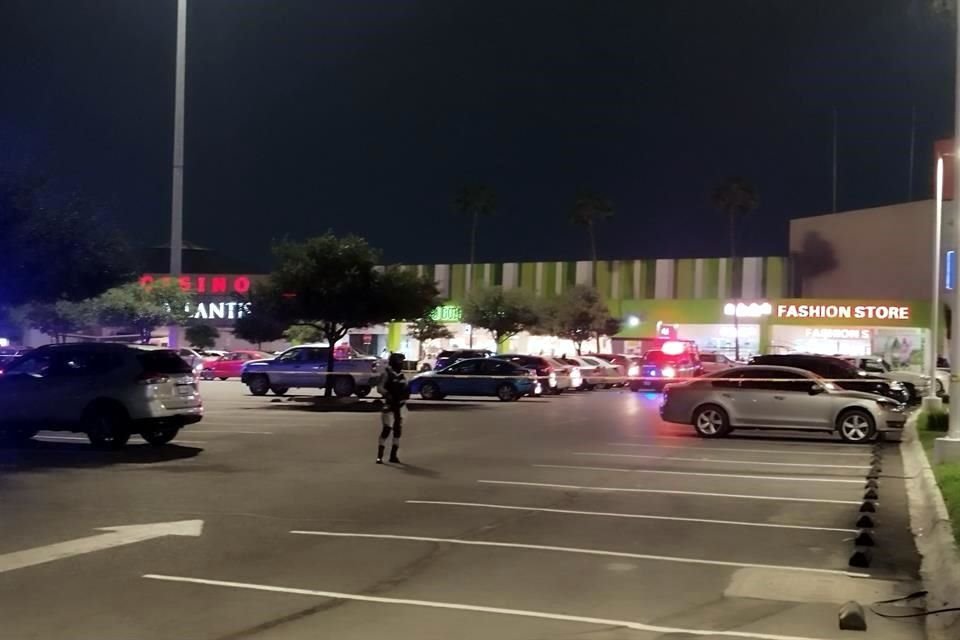 Al llegar al lugar, los policías localizaron a un hombre con una herida de bala en la cabeza, por lo que solicitaron una ambulancia para su auxilio.