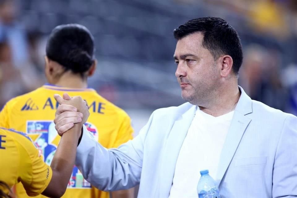 Martínez Losa deseó buena suerte a sus jugadoras.