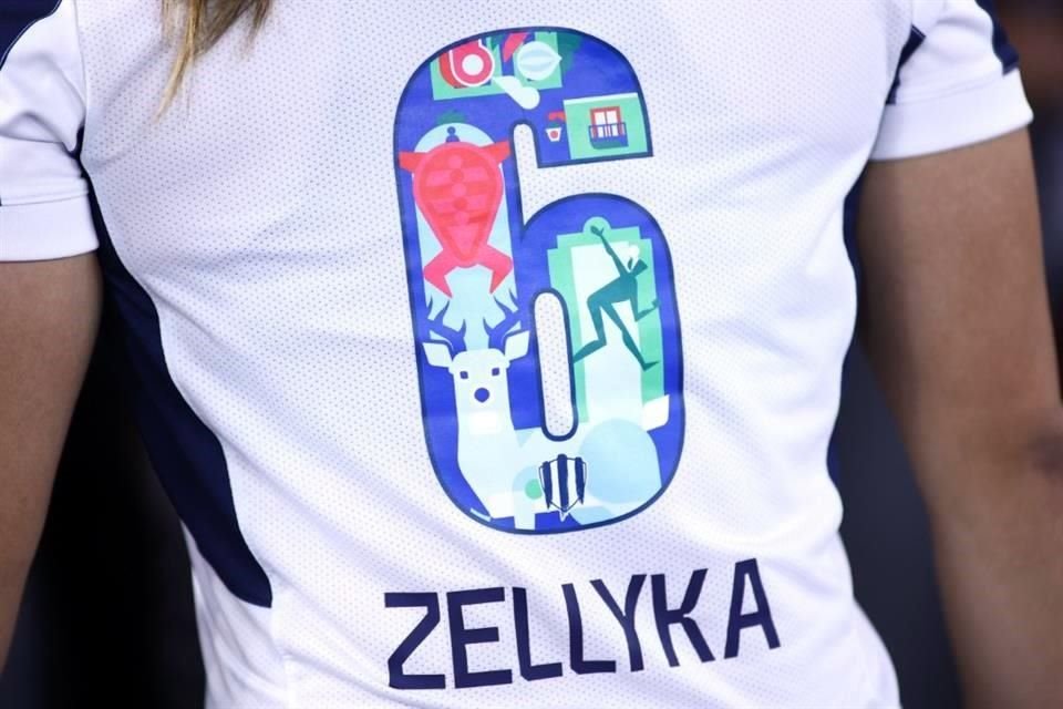 Zellyka Arce, de Rayadas, como las demás jugadoras, portó en su número elementos distintivos al póster oficial de la ciudad de Monterrey, como sede mundialista 2026.