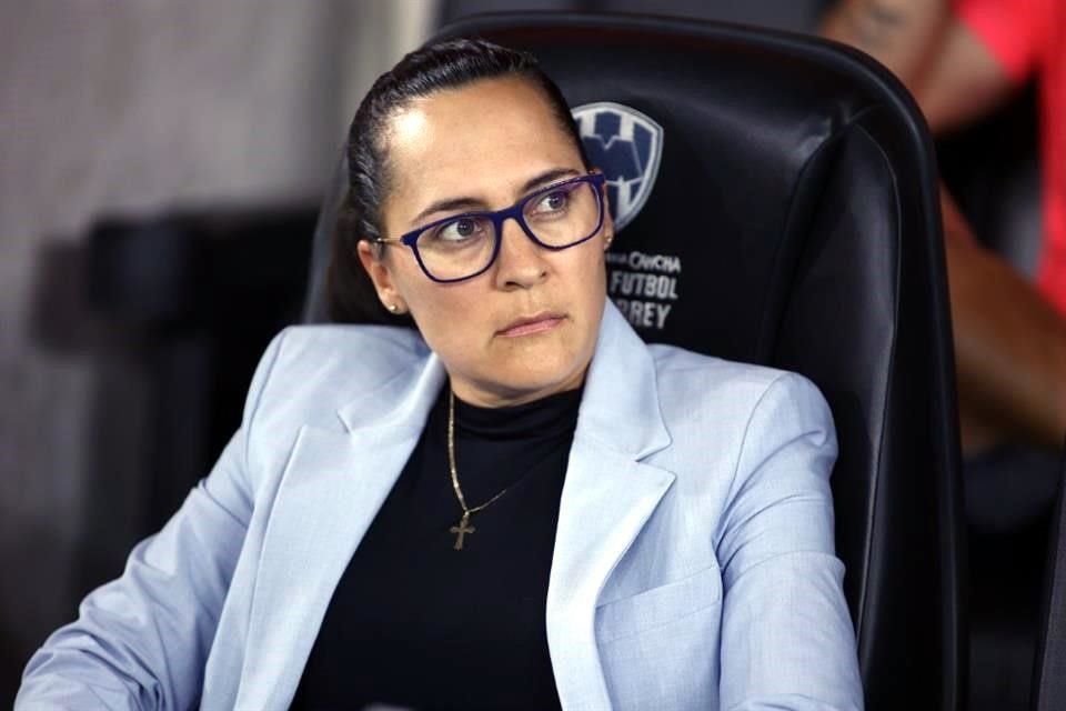 Amelia Valverde, estratega de Rayadas, se muestra tranquila en la banca, momentos previos al partido.