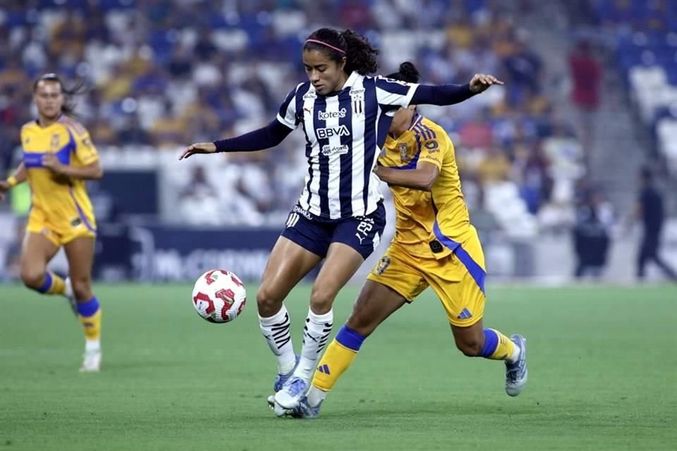 Diana García intenta controlar un balón.