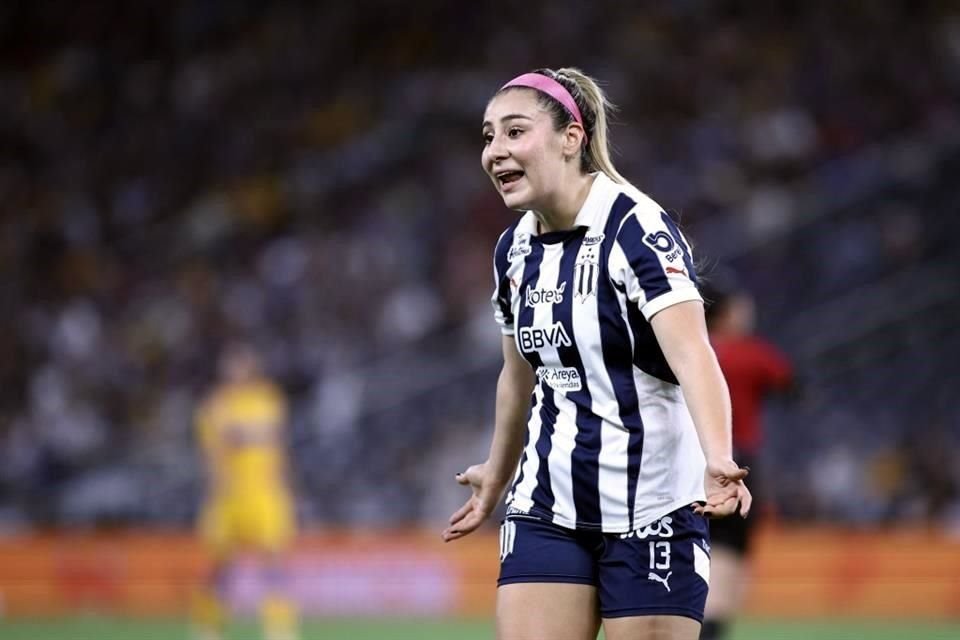 Karol Bernal batalló para marcar a Thembi Kgatlana.