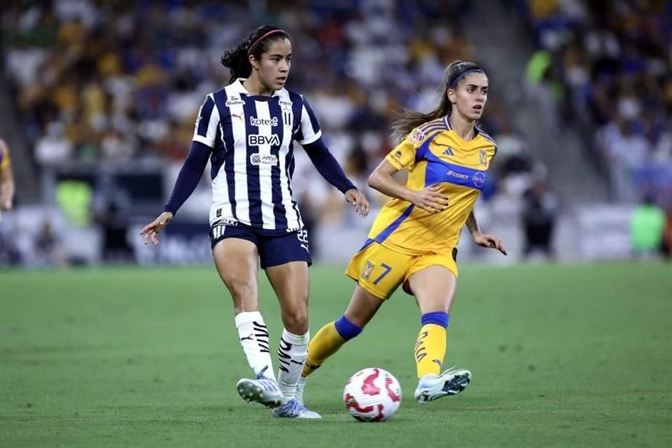 Diana García movió los hilos del mediocampo de Rayadas.