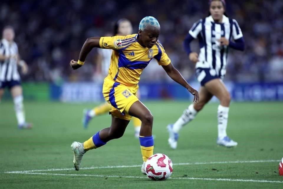 A los 37 minutos, Thembi desbordó por derecha y asistió para el gol del 1-0.