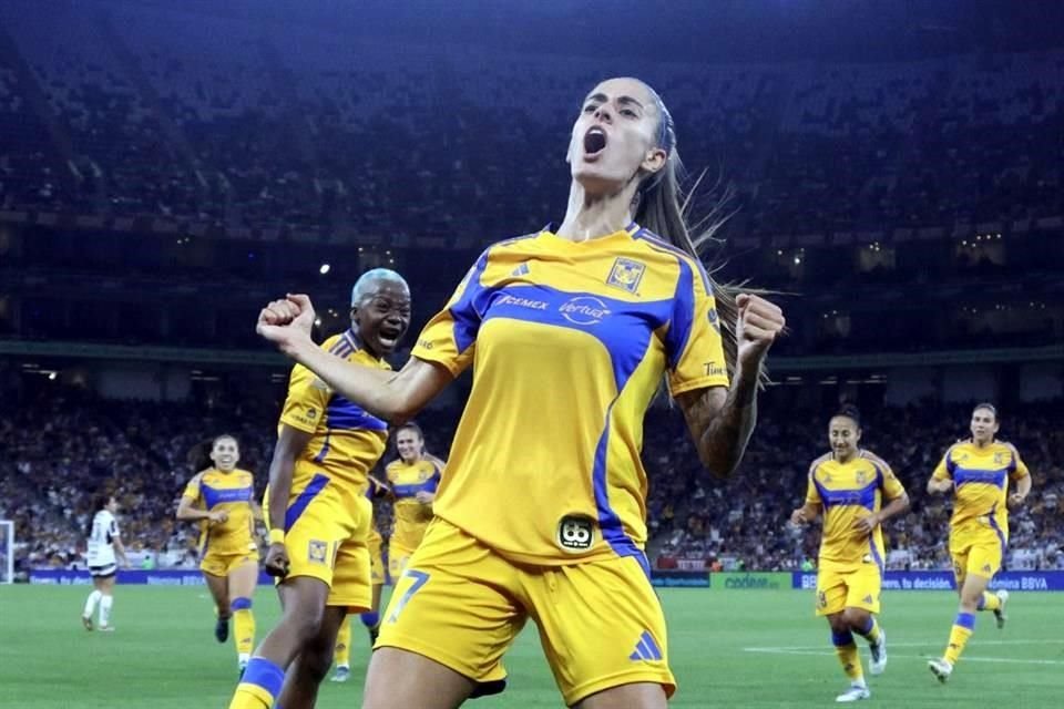 La brasileña en el festejo de su gol.