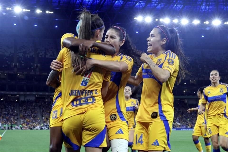 Así festejaron las Amazonas la anotación.