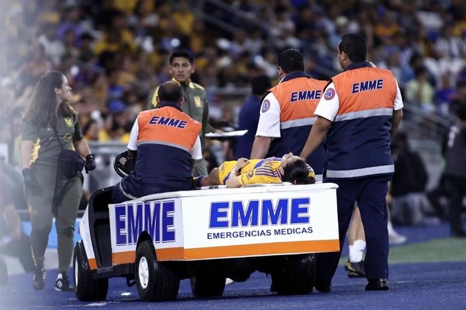 A los 37 minutos, Lizbeth Ovalle dejó la cancha debido a una lesión, por la que tuvo que ir al hospital.