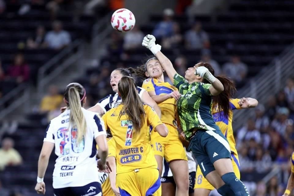 Así se peleó el Clásico Regio Femenil.