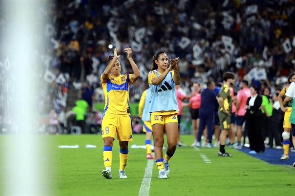 Stephany Mayor (izq.) y Bianca Sierra agradecieron a las hinchas de Tigres el apoyó recibido en el estadio de Rayadas.