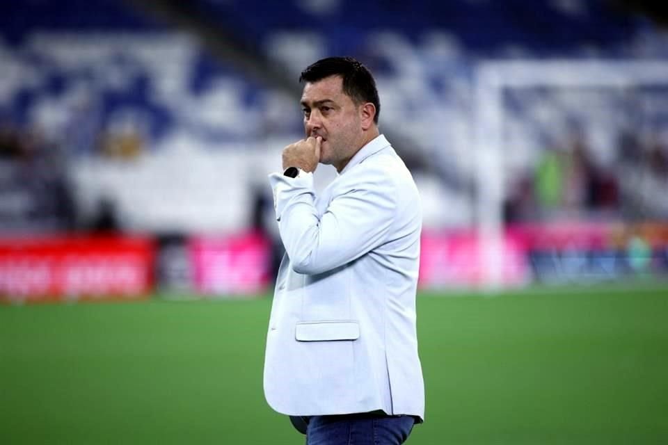 El técnico español no ocultó su molestia tras las lesiones de Ovalle y Mayor.