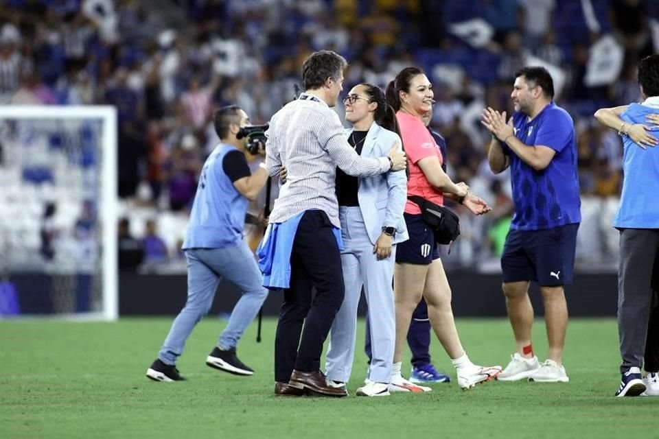 José Antonio Noriega bajó a la cancha para felicitar a Amelia Valverde por el pase a Semifinales.