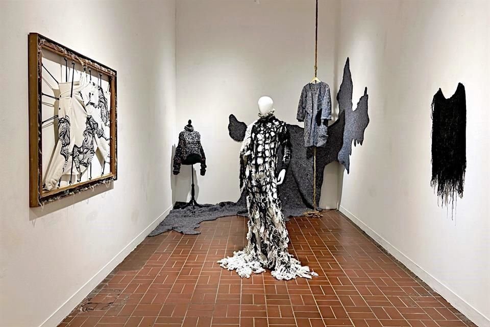 Las piezas que exhibe el Pabellón Cultural Monterrey abarcan distintas disciplinas artísticas vinculadas al textil.
