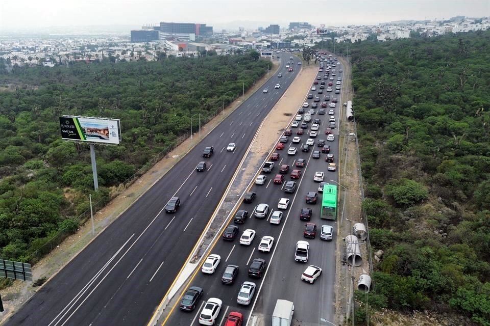 Los trabajos de reparación en los carriles laterales del paso vial de Leones y Puerta de Hierro complican la vialidad.
