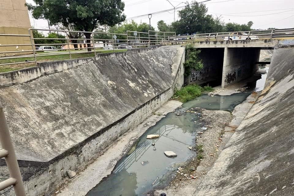 Las aguas negras con olores pestilentes corren por el arroyo a lo largo de diversas colonias.
