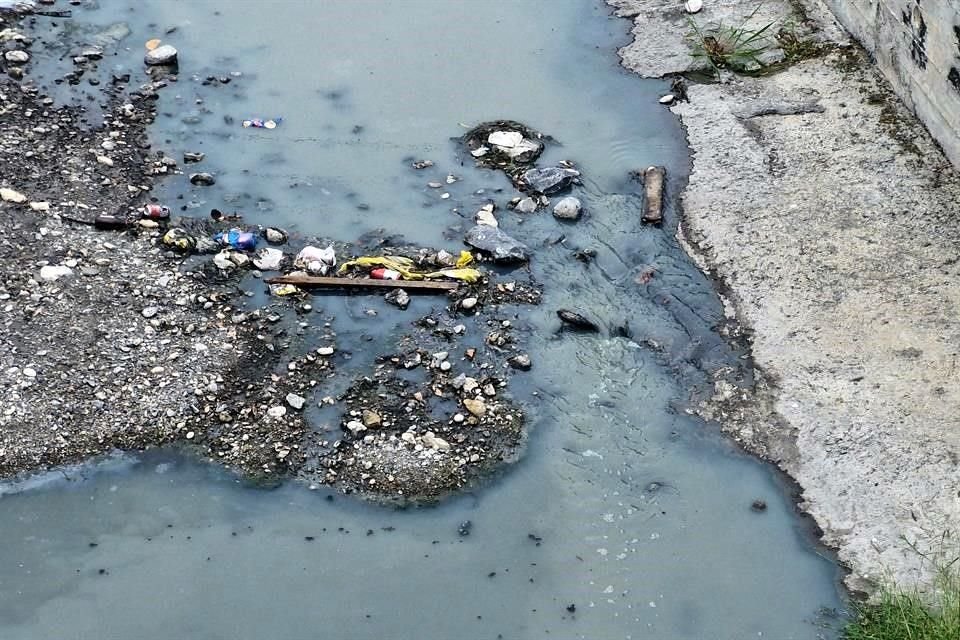 Una fuga se registra bajo el puente de la calle Orquídeas, en la Col. Industrias del Vidrio Oriente