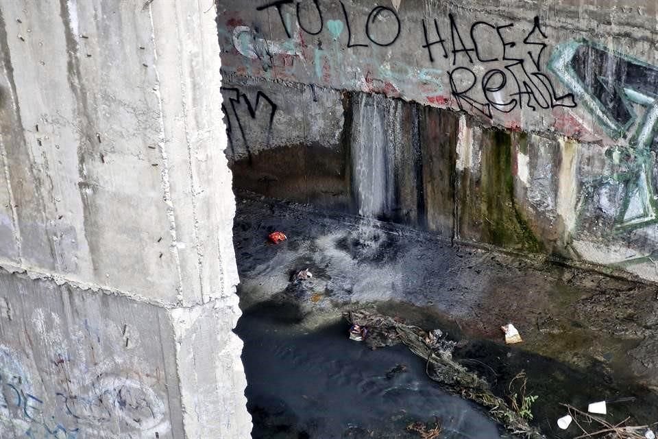 Una fuga se registra bajo el puente de la calle Orquídeas, en la Col. Industrias del Vidrio Oriente