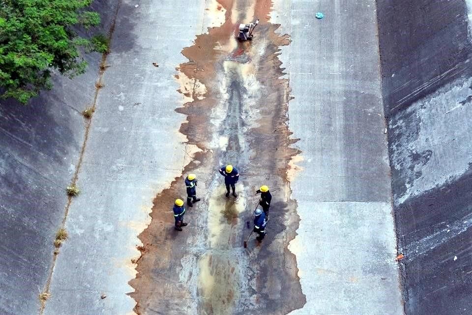Trabajadores de Ternium realizaban maniobras para retirar los químicos en el Arroyo La Talaverna.