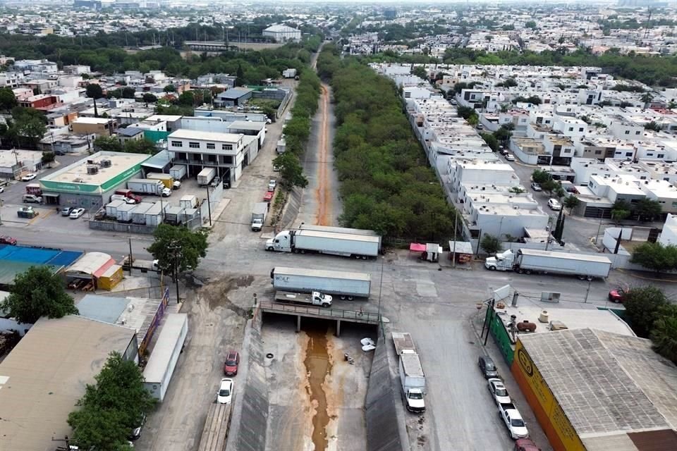 De acuerdo con uno de los especialistas consultados, la empresa derramó cloruro férrico y el ácido, al limpiar las impurezas del acero.