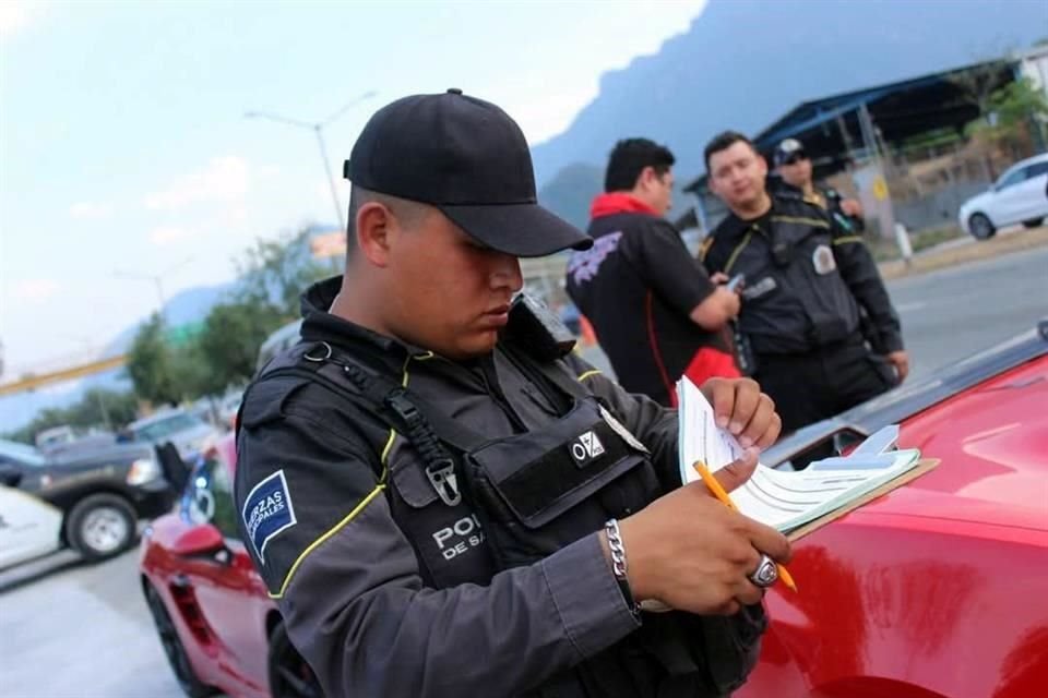 Los automovilistas fueron frenados en un filtro instalado por la Secretaría de Seguridad Púbica y Vialidad de Santiago y Fuerza Civil.