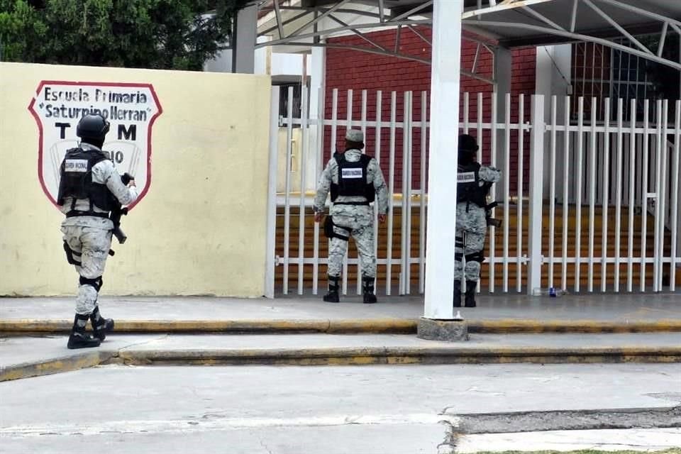 Elementos de la Guardia Nacional acudieron a la escuela y se entrevistaron con el director que les informó de los hechos.