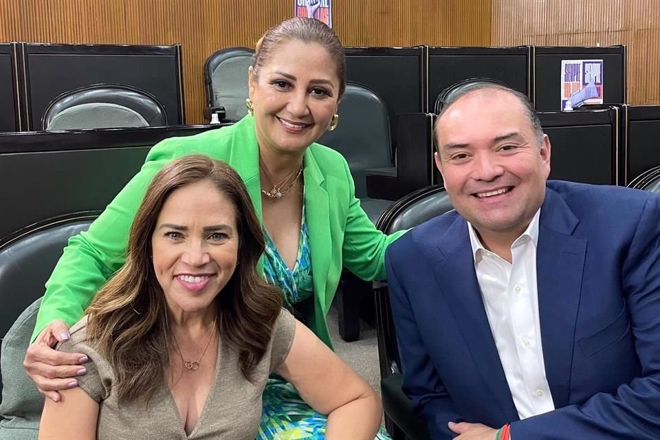 Los Diputados locales del PRI, Ivonne Álvarez y Rafael Ramos, que se unirán al Gobierno regio, se tomaron una foto del recuerdo con Gabriela Govea.