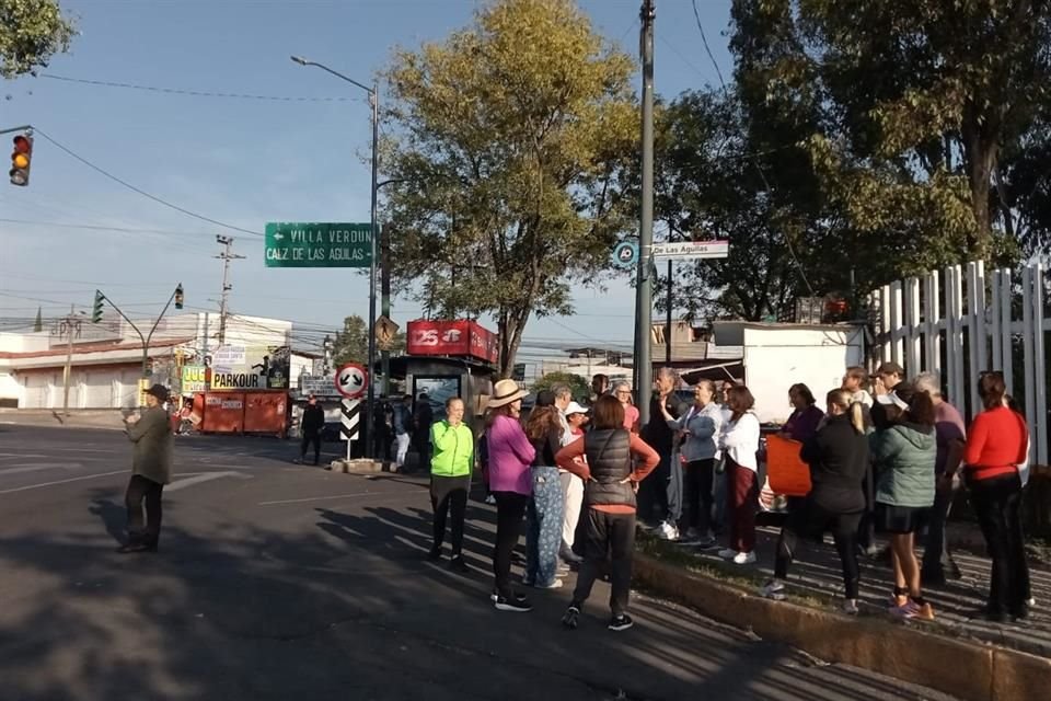 A las 8:00 horas, bloquearon la circulación vehicular sobre Calzada de las Águilas al cruce con Rómulo O´Farril, afuera del parque.