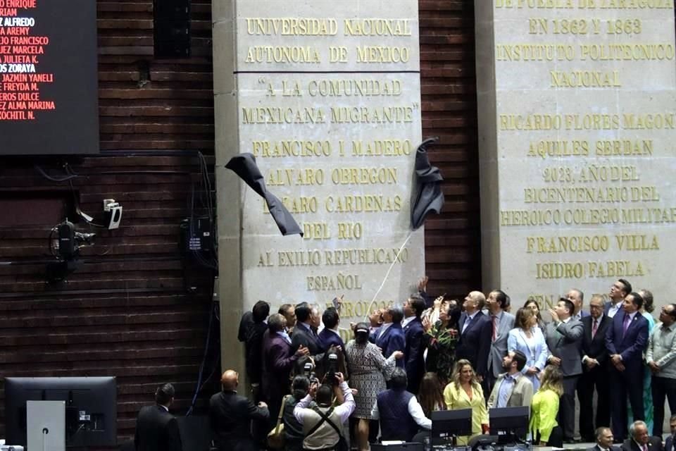 Legisladores durante la ceremonia de develación en San Lázaro.